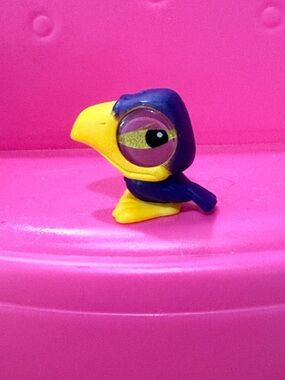 DisneybDoorablePurple & Yellow Bird Toy Figure